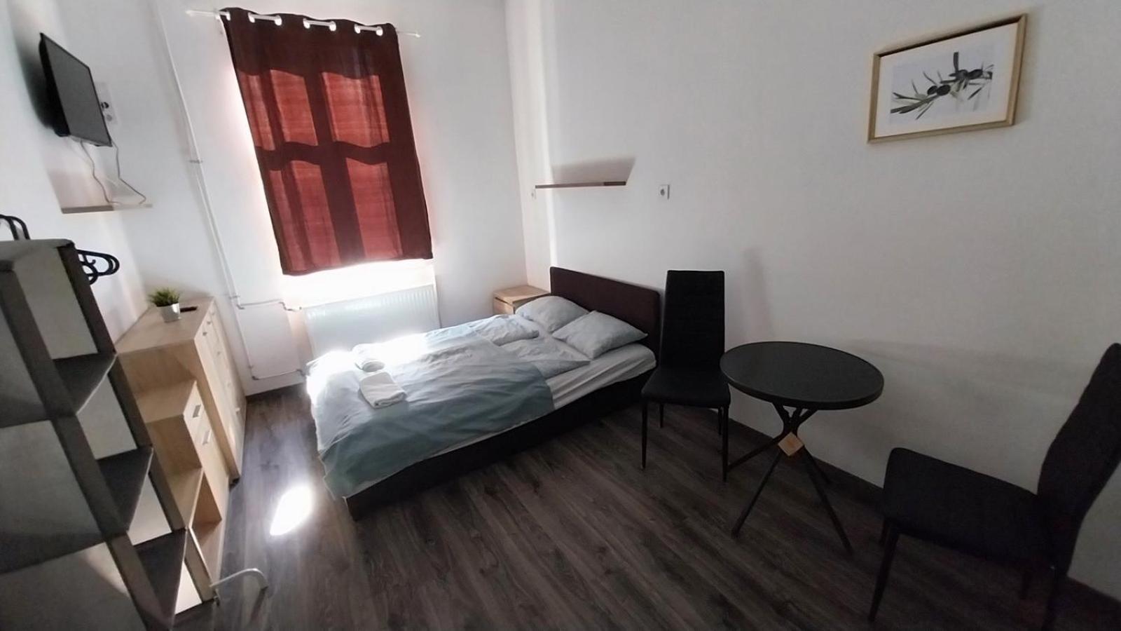 Aradi Rooms With Private Bathroom In The City Centre Budapest Exterior photo