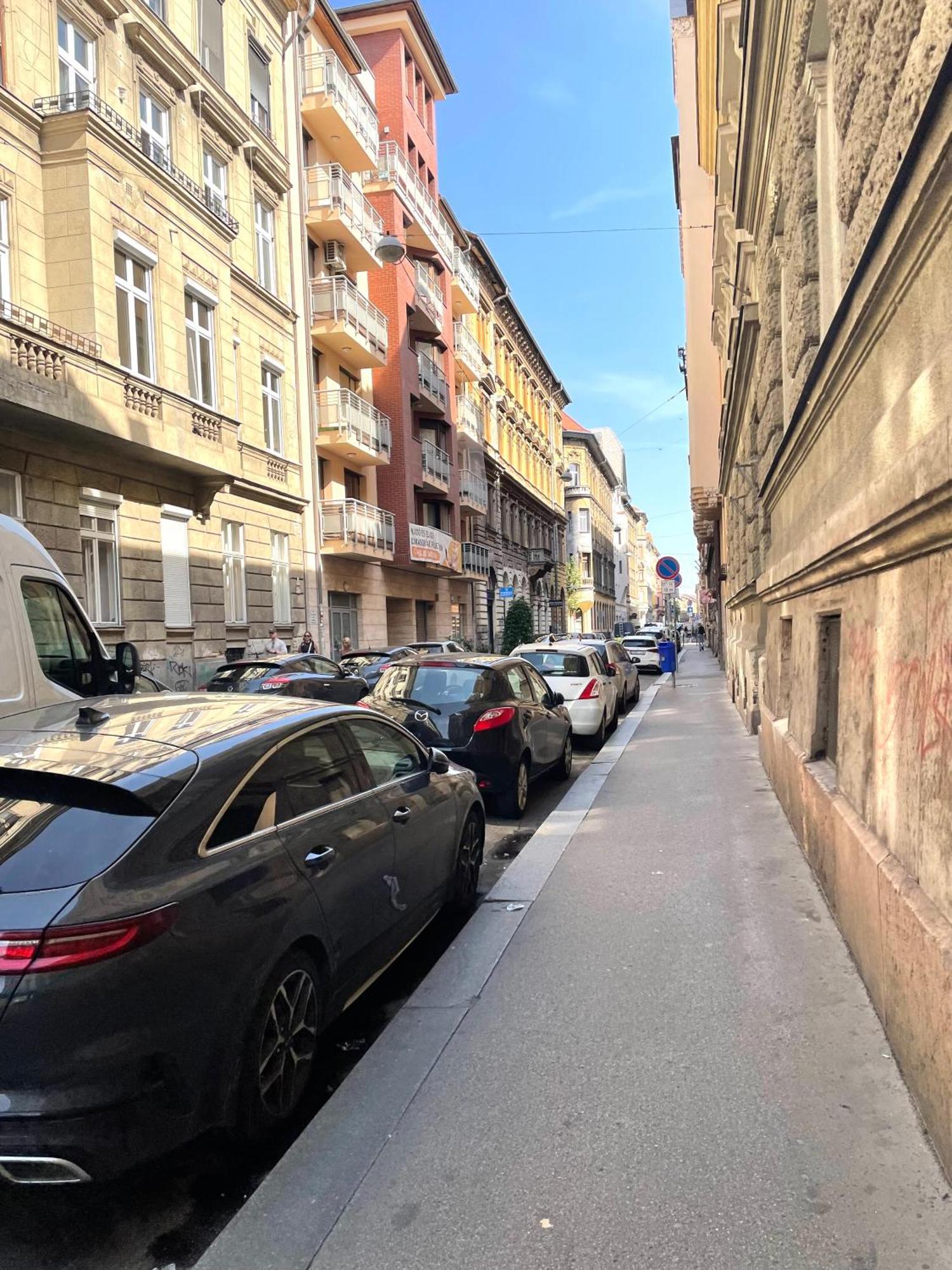 Aradi Rooms With Private Bathroom In The City Centre Budapest Exterior photo