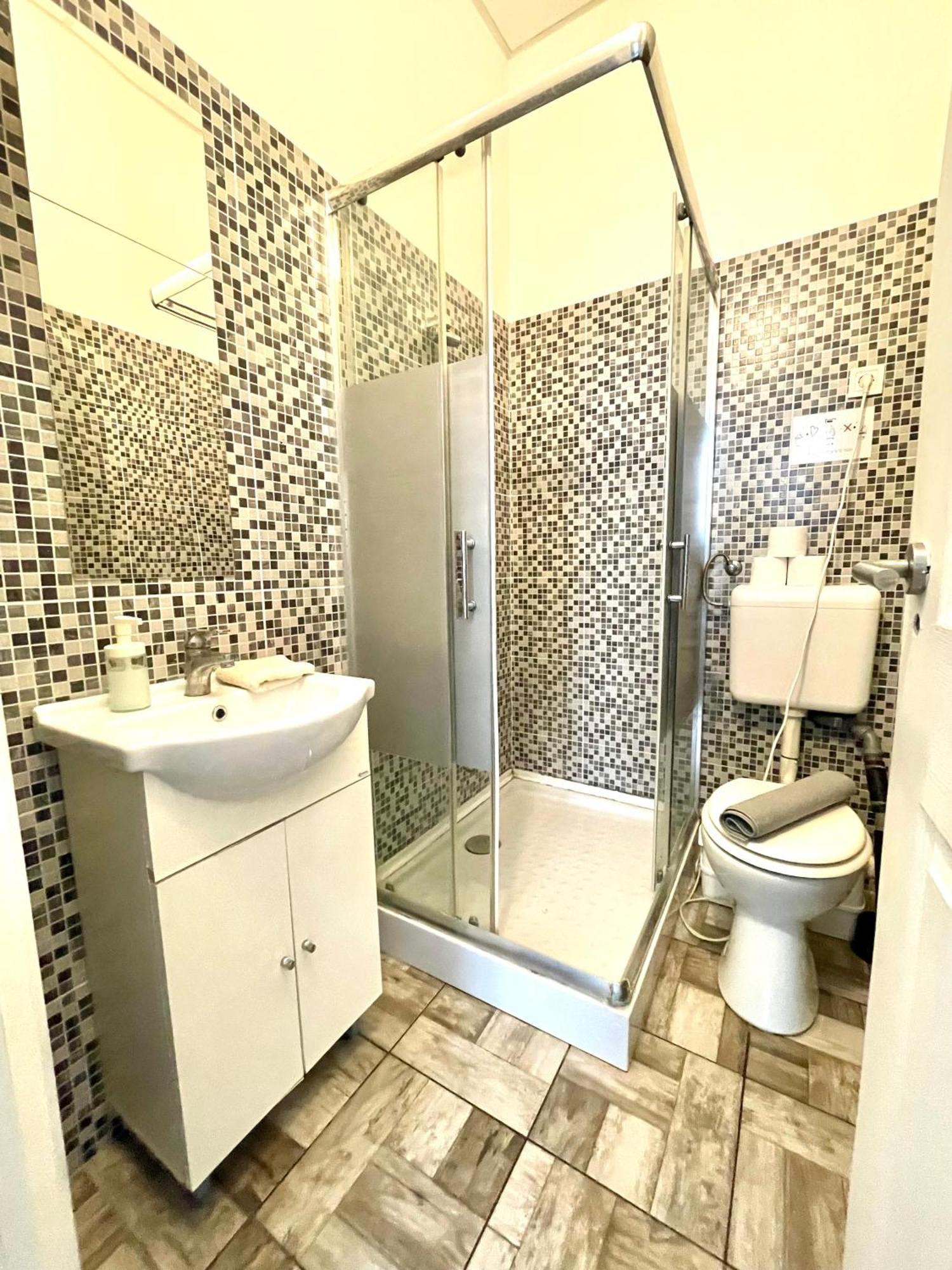 Aradi Rooms With Private Bathroom In The City Centre Budapest Exterior photo
