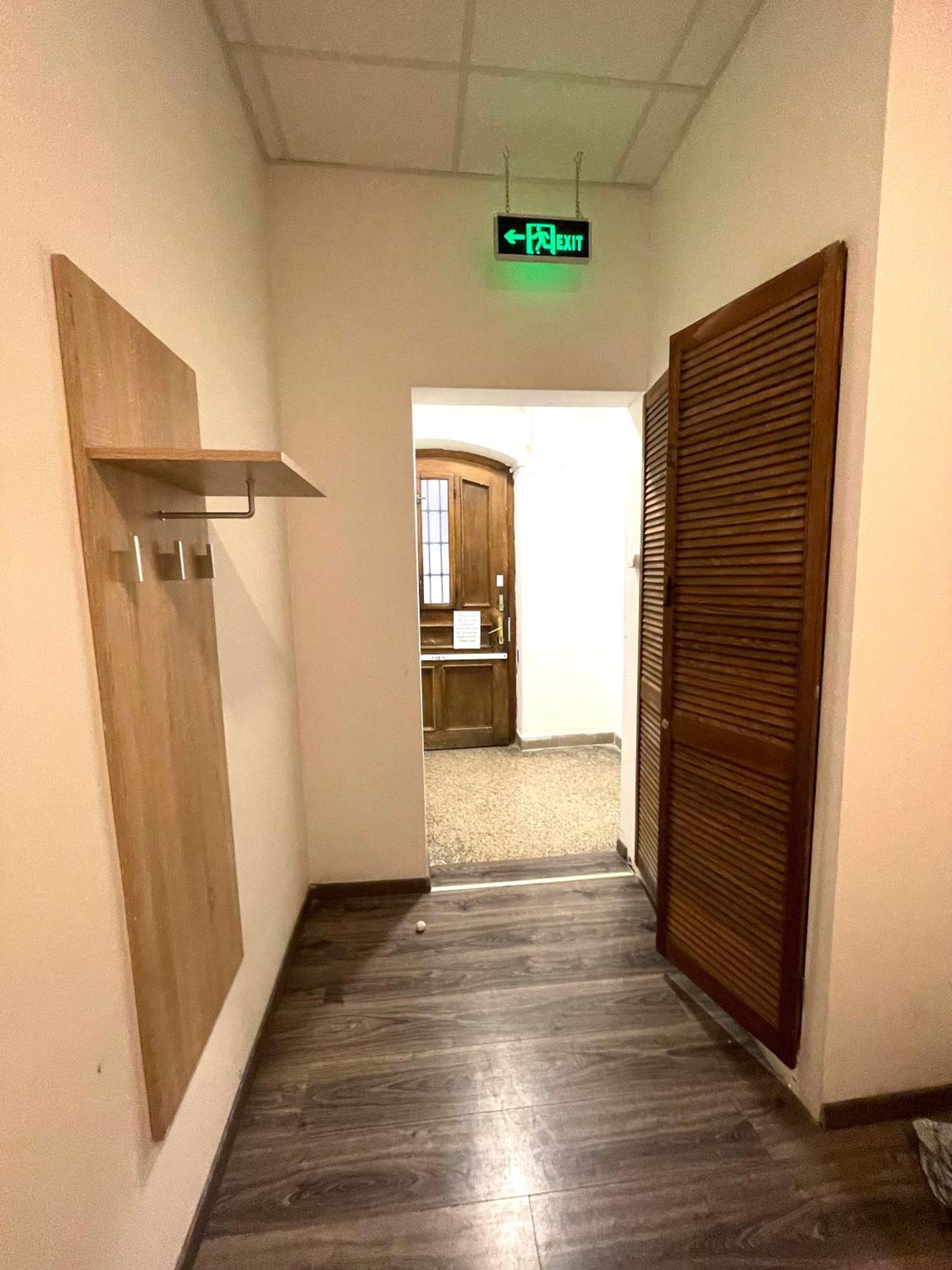 Aradi Rooms With Private Bathroom In The City Centre Budapest Exterior photo